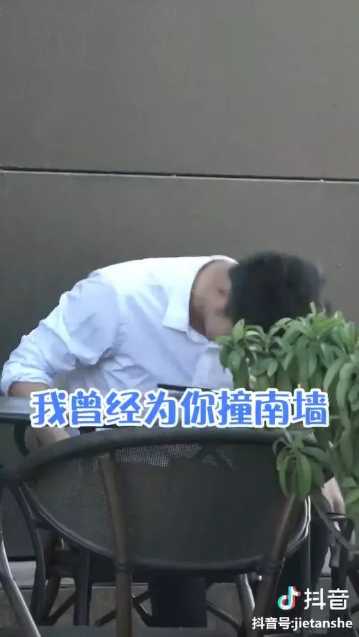 正妹偶遇前男友「隨手攔路人」:假裝我男友好嗎? 男路人「硬著頭皮PK前男友」結局超暖❤