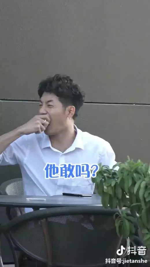正妹偶遇前男友「隨手攔路人」:假裝我男友好嗎? 男路人「硬著頭皮PK前男友」結局超暖❤
