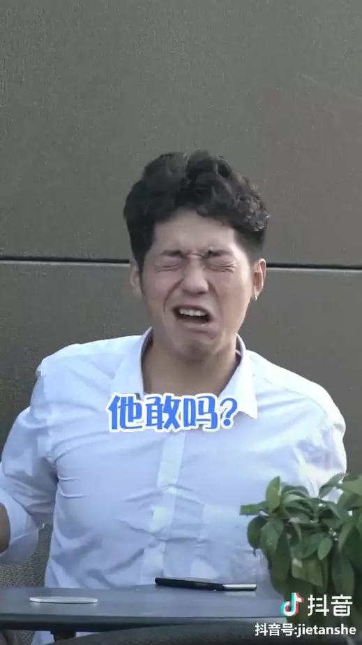 正妹偶遇前男友「隨手攔路人」:假裝我男友好嗎? 男路人「硬著頭皮PK前男友」結局超暖❤