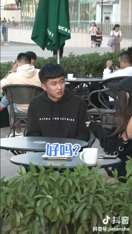 正妹偶遇前男友「隨手攔路人」:假裝我男友好嗎? 男路人「硬著頭皮PK前男友」結局超暖❤