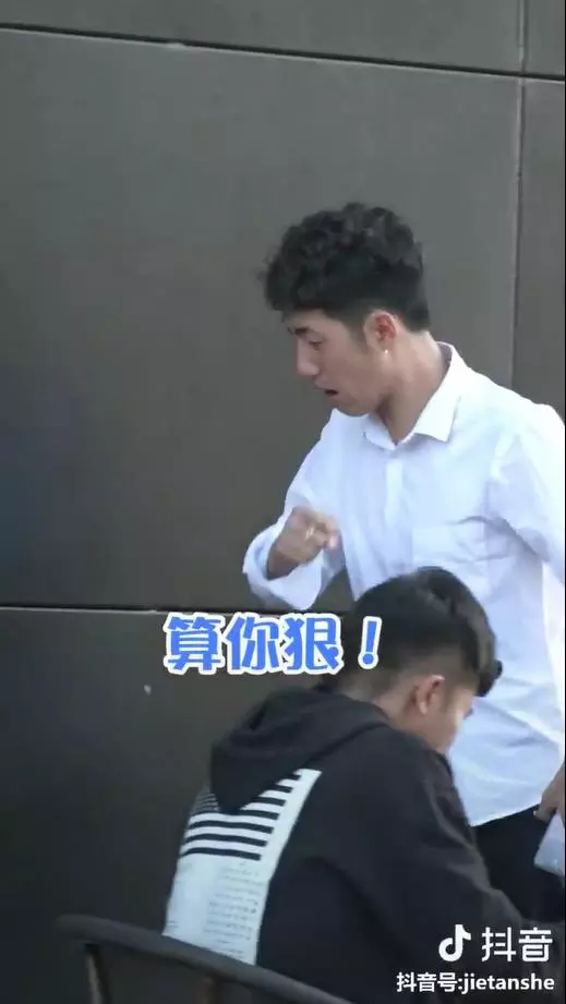 正妹偶遇前男友「隨手攔路人」:假裝我男友好嗎? 男路人「硬著頭皮PK前男友」結局超暖❤