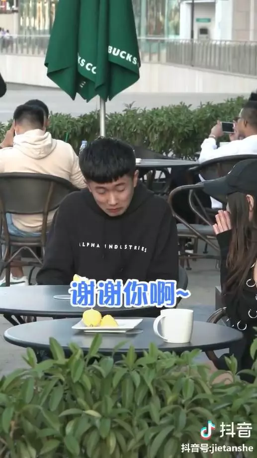 正妹偶遇前男友「隨手攔路人」:假裝我男友好嗎? 男路人「硬著頭皮PK前男友」結局超暖❤