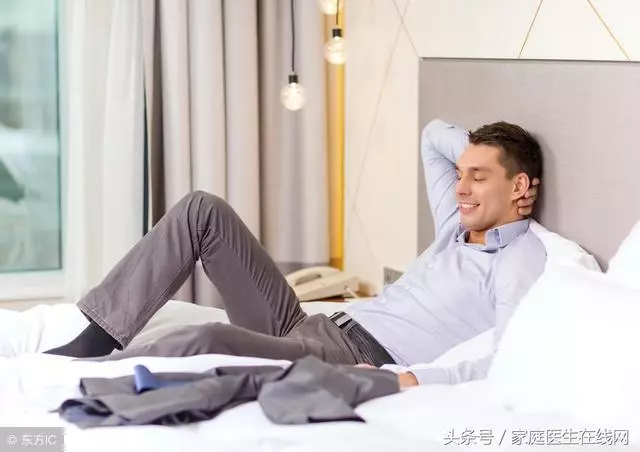 男人晚上睡覺總出汗,這是怎麼回事?要從這3方面找原因
