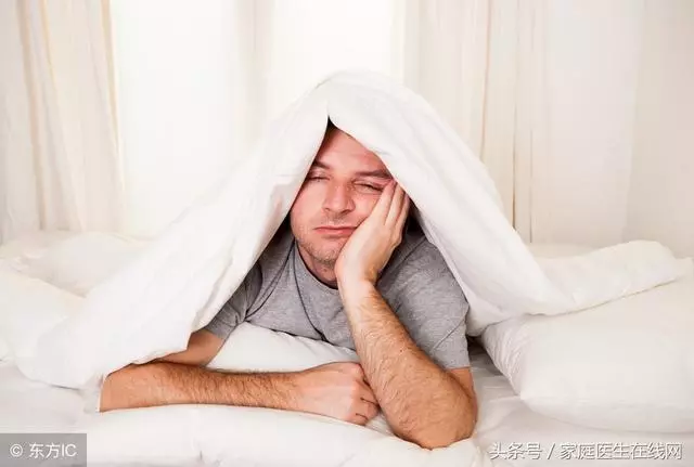 男人晚上睡覺總出汗,這是怎麼回事?要從這3方面找原因