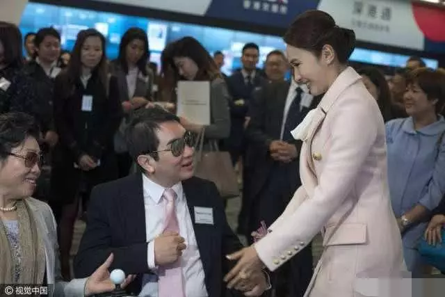 黎姿宣布弟弟癱瘓11年後終於站起來,當年她為籌醫藥費息影嫁人!