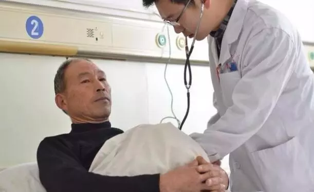 岳父病重,我轉賬三萬塊錢,隔天看到老婆手機,我決定離婚