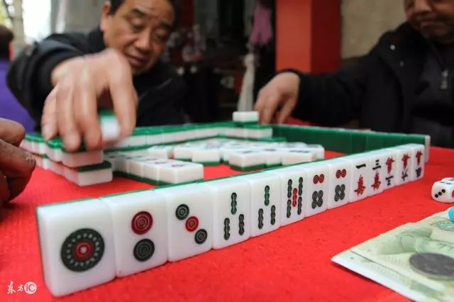 父親經常向兒子要錢打麻將,兒子落難,父親卻拿出20萬,兒子傻了