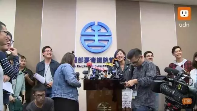記者素質不意外!台鐵普悠瑪說明會前先開直播...竟意外錄到「現場記者笑超爽」網怒噓爆!