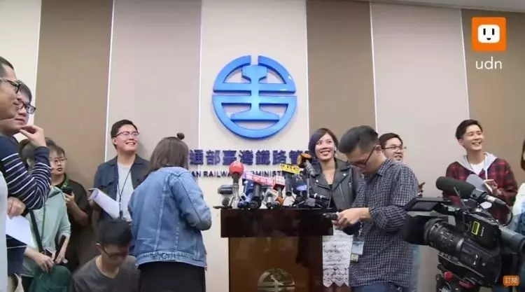 記者素質不意外!台鐵普悠瑪說明會前先開直播...竟意外錄到「現場記者笑超爽」網怒噓爆!