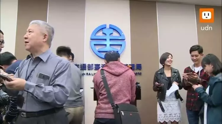 記者素質不意外!台鐵普悠瑪說明會前先開直播...竟意外錄到「現場記者笑超爽」網怒噓爆!