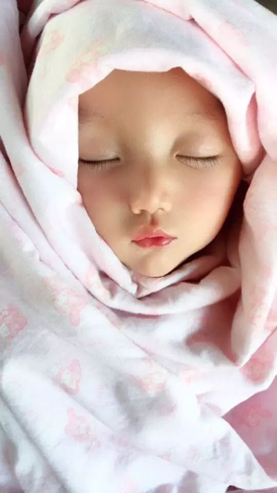 東方芭比!1歲女童「高顏直逆天美貌」竄紅 母親曝光出生時秘密
