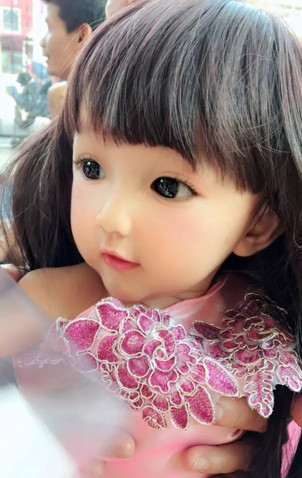 東方芭比!1歲女童「高顏直逆天美貌」竄紅 母親曝光出生時秘密