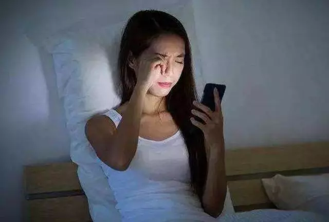 老玩手機傷眼睛,教你設置一下手機,可以更好地保護眼睛
