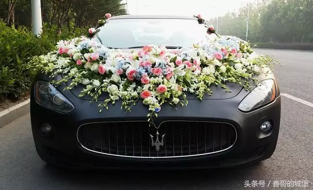 弟弟結婚錢不夠,哥哥給他轉五萬,多年後哥哥看到銀行卡哭出了聲