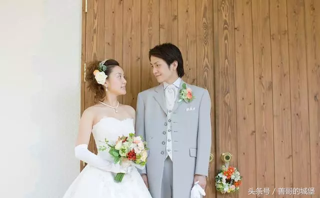 弟弟結婚錢不夠,哥哥給他轉五萬,多年後哥哥看到銀行卡哭出了聲