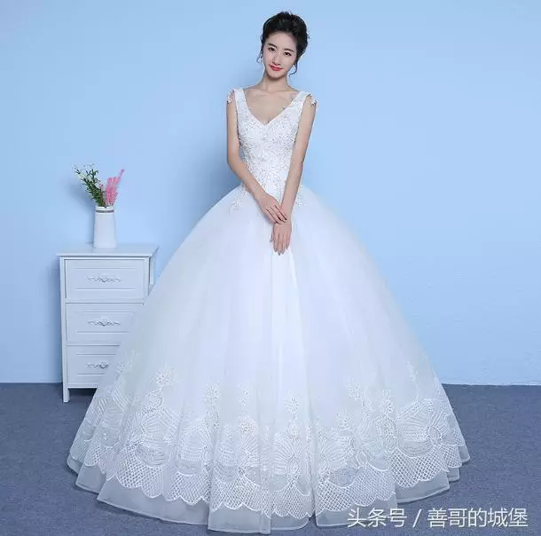 弟弟結婚錢不夠,哥哥給他轉五萬,多年後哥哥看到銀行卡哭出了聲