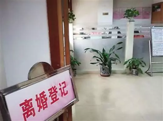 老公提出離婚,老婆笑著簽完離婚協議書,事後老公卻提出復婚