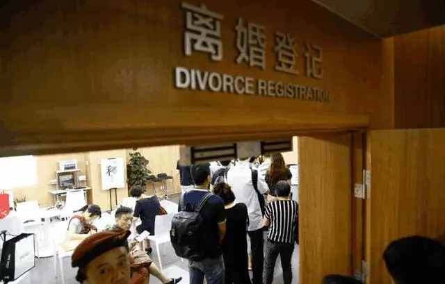 去民政局辦理離婚,工作人員一直拍我手,抬頭一看,這婚我不離了