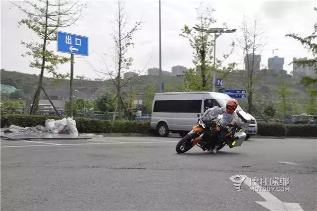 試駕報告:賽科龍RX3S雙缸休旅車,對菜鳥新手十分友好