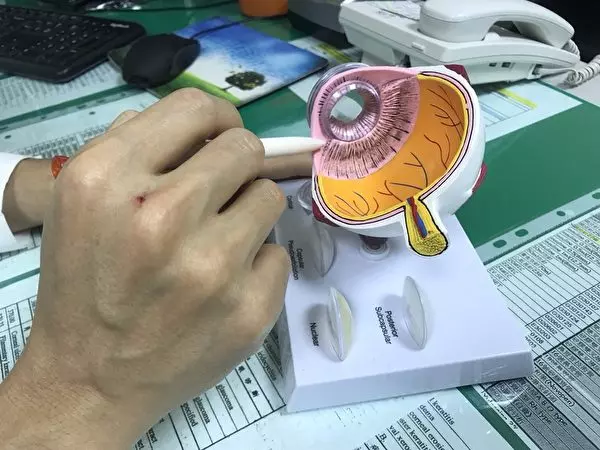 台灣35歲女熬夜瘋狂追劇 老花眼提早報到