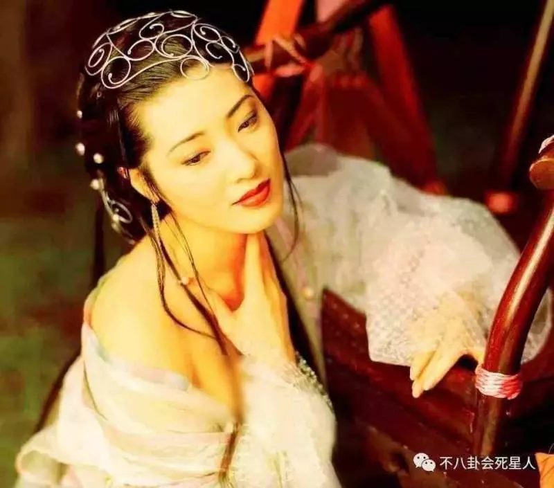 還記得「西門慶」嗎?如今他57歲依然風度翩翩,妻子活得像少女!