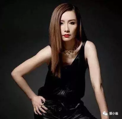 還記得「西門慶」嗎?如今他57歲依然風度翩翩,妻子活得像少女!