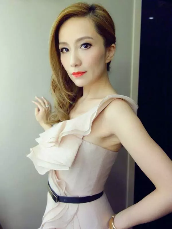 還記得「西門慶」嗎?如今他57歲依然風度翩翩,妻子活得像少女!