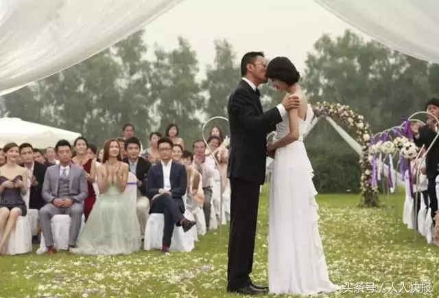 老闆結婚請我參加婚禮,我悄悄離開,半夜收到老闆消息,我紅了眼