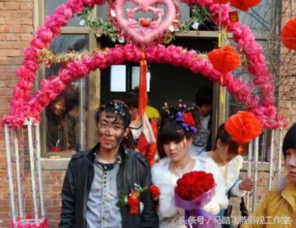 同一天出嫁,繼母給親生女兒8萬,給俺破書包,打開後卻淚濕枕頭