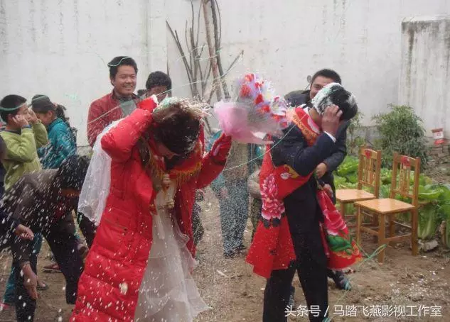 同一天出嫁,繼母給親生女兒8萬,給俺破書包,打開後卻淚濕枕頭