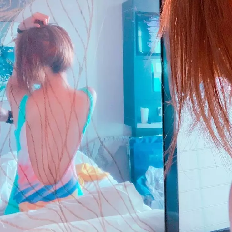晚上太激烈?丫頭出國度假 雪白美胸驚見「粉紅草莓」!