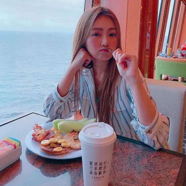 晚上太激烈?丫頭出國度假 雪白美胸驚見「粉紅草莓」!