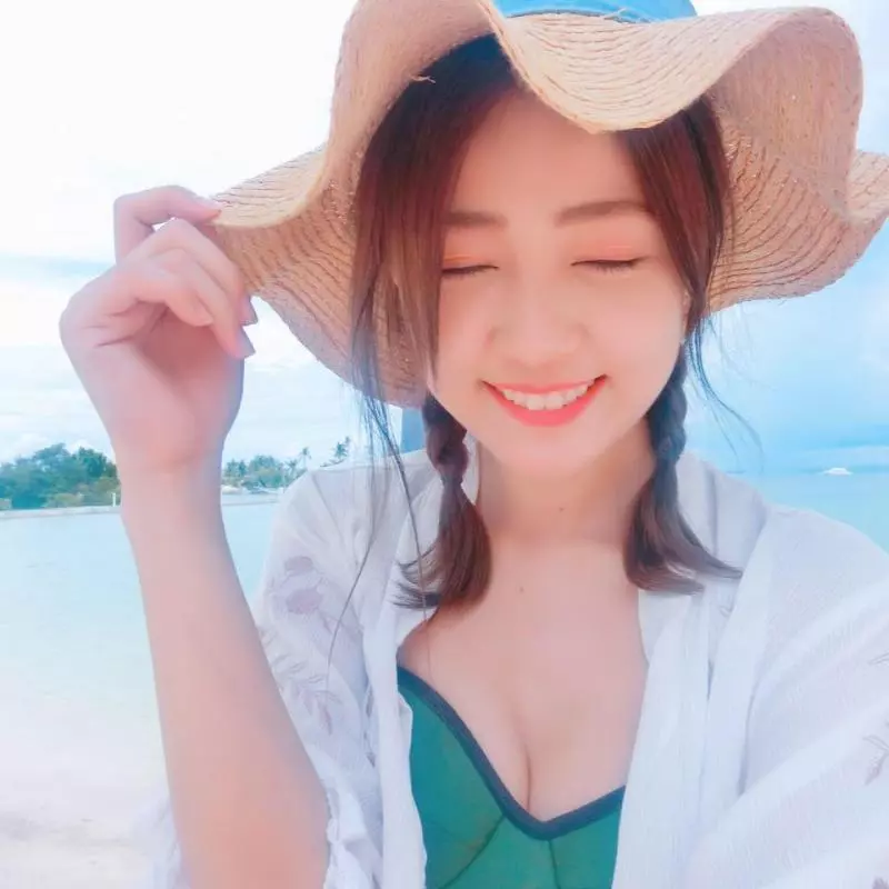 晚上太激烈?丫頭出國度假 雪白美胸驚見「粉紅草莓」!