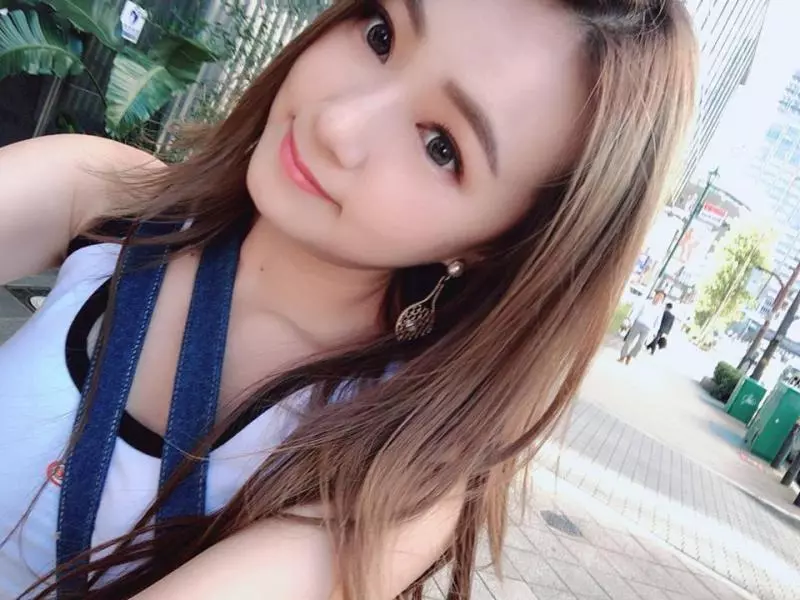 晚上太激烈?丫頭出國度假 雪白美胸驚見「粉紅草莓」!