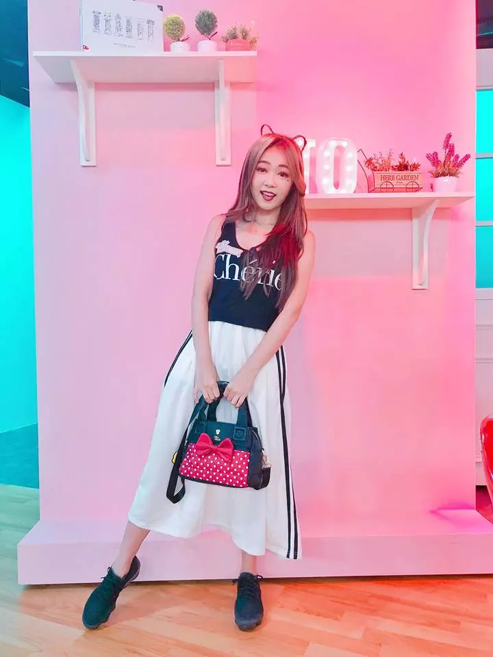 晚上太激烈?丫頭出國度假 雪白美胸驚見「粉紅草莓」!