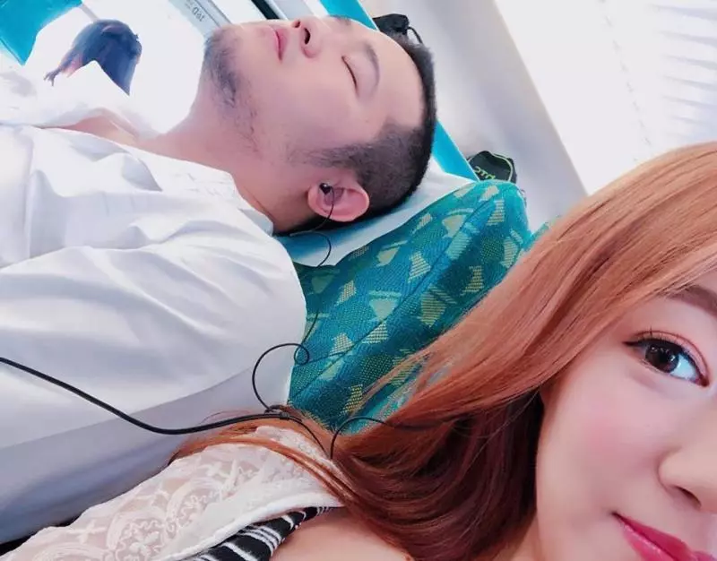 晚上太激烈?丫頭出國度假 雪白美胸驚見「粉紅草莓」!