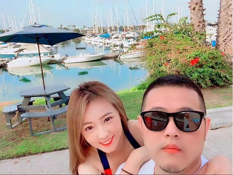 晚上太激烈?丫頭出國度假 雪白美胸驚見「粉紅草莓」!