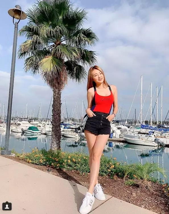 晚上太激烈?丫頭出國度假 雪白美胸驚見「粉紅草莓」!