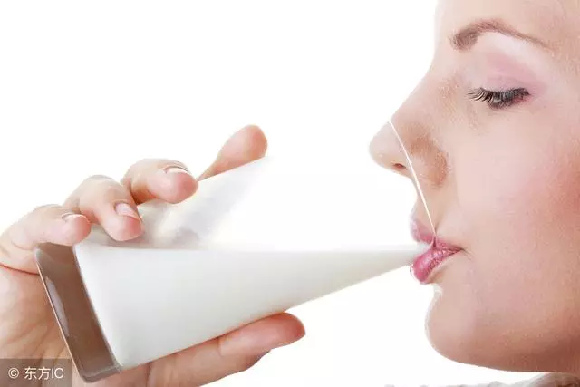 晚上喝牛奶好不好?這3類人不宜晚上喝牛奶,快來了解吧