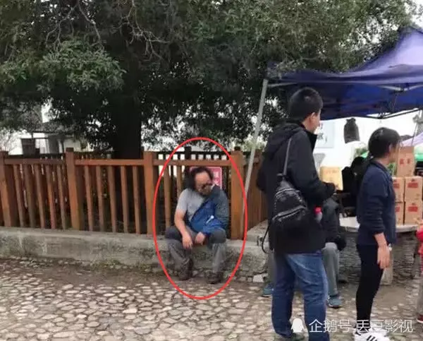 49歲竇唯現身古村落被偶遇,頭髮凌亂坐石階讓人不敢認!