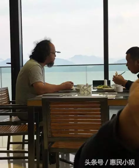 49歲竇唯現身古村落被偶遇,頭髮凌亂坐石階讓人不敢認!