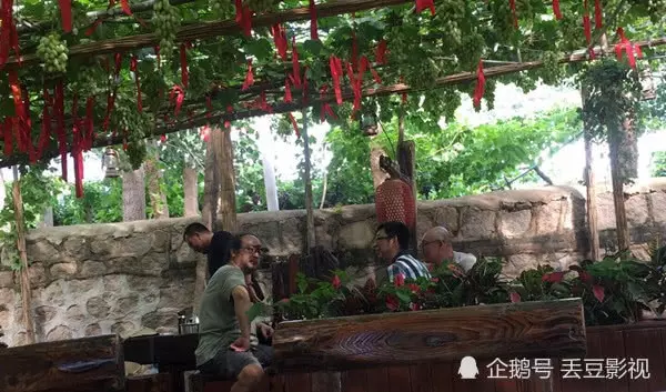 49歲竇唯現身古村落被偶遇,頭髮凌亂坐石階讓人不敢認!