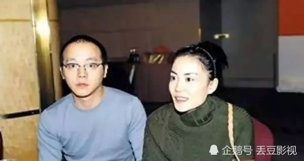 49歲竇唯現身古村落被偶遇,頭髮凌亂坐石階讓人不敢認!