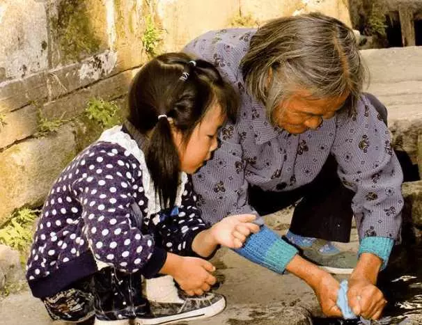 全家給婆婆祝壽,女兒哭泣不願進門,得知緣由,全家掉頭離開