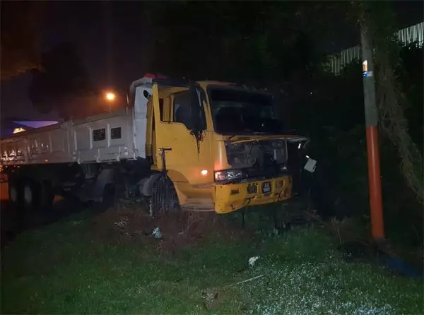 少年偷開羅厘拒查 16輛巡邏車圍捕開槍截停