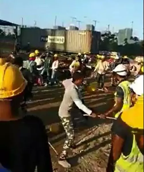 驚人《工程地盤全武行》發生在吉隆坡【互相兇狠鬥毆】場面非常混亂