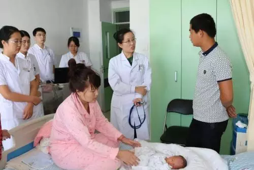 大姑姐生孩婆婆給2萬,我生孩子她卻問我要8千,滿月酒我怒砸桌