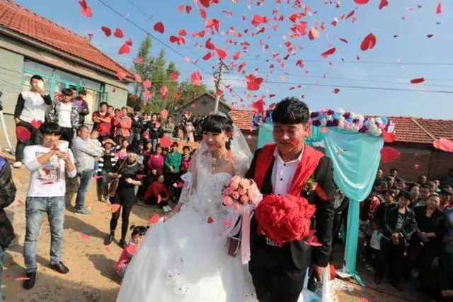 嫁給農村老公,婆婆要求新房寫小叔子名字,婚禮上我笑著提離婚