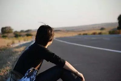 女兒遠嫁我去看她,晚上吃飯時看到一大桌子菜,我心裡滴血