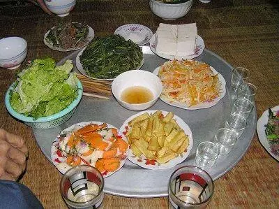 女兒遠嫁我去看她,晚上吃飯時看到一大桌子菜,我心裡滴血